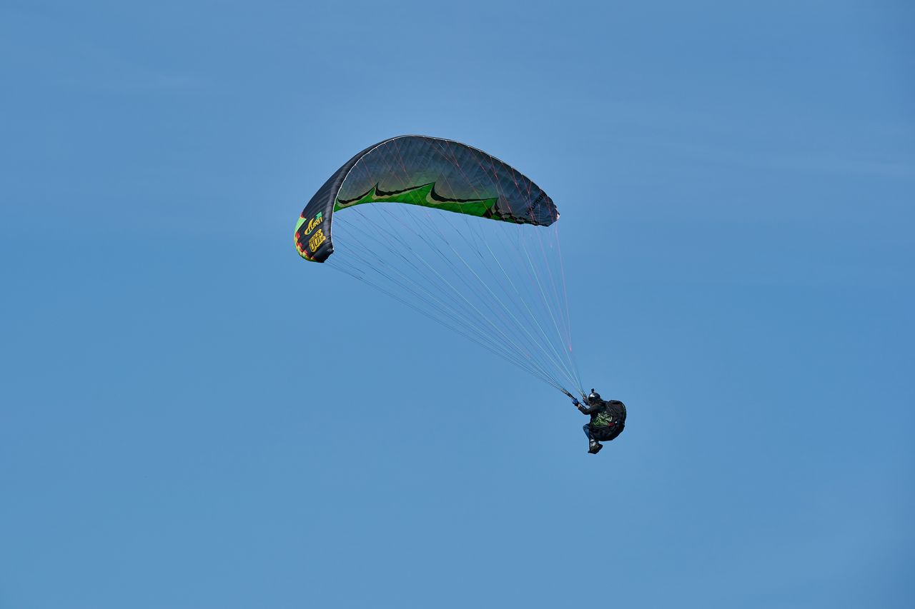 Entrainement de parapente sur le Mont Poupet près de Salins les